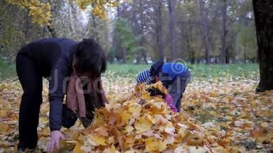 一年中的时间，秋天。 儿童在大自然中玩耍